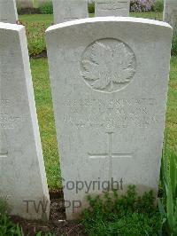 Etaples Military Cemetery - Taylor, A I M